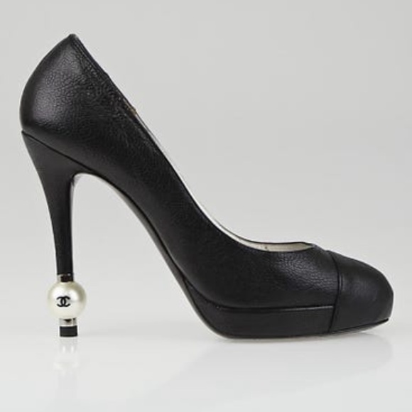 CHANEL Black Leather With Faux Pearl Pumps Size 7/37.5 - Picture 2 of 5